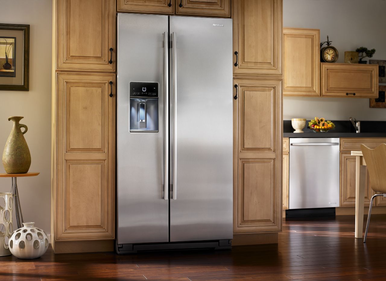 Какие встроенные холодильники лучше. Встроенные холодильники в кухню. Встроенный холодильник на кухне. Кухня с большим холодильником. Холодильник встроенный в шкаф.